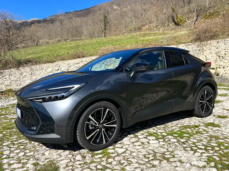 Toyota CH-R 1.8 Hybrid Prova su strada - 5