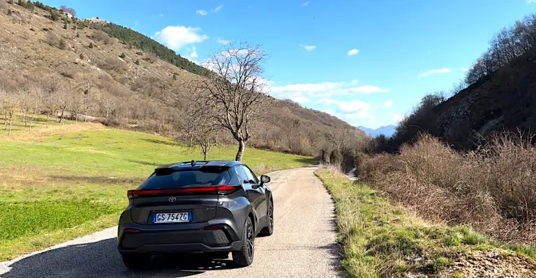 Toyota CH-R 1.8 Hybrid Prova su strada - 4
