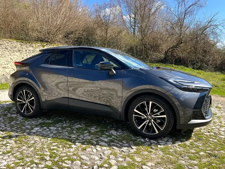 Toyota CH-R 1.8 Hybrid Prova su strada - 8