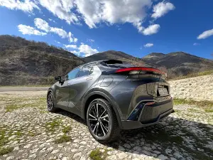 Toyota CH-R 1.8 Hybrid Prova su strada - 9