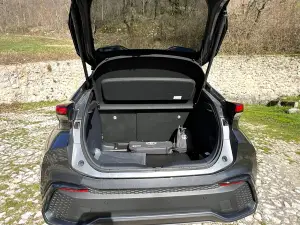 Toyota CH-R 1.8 Hybrid Prova su strada - 12