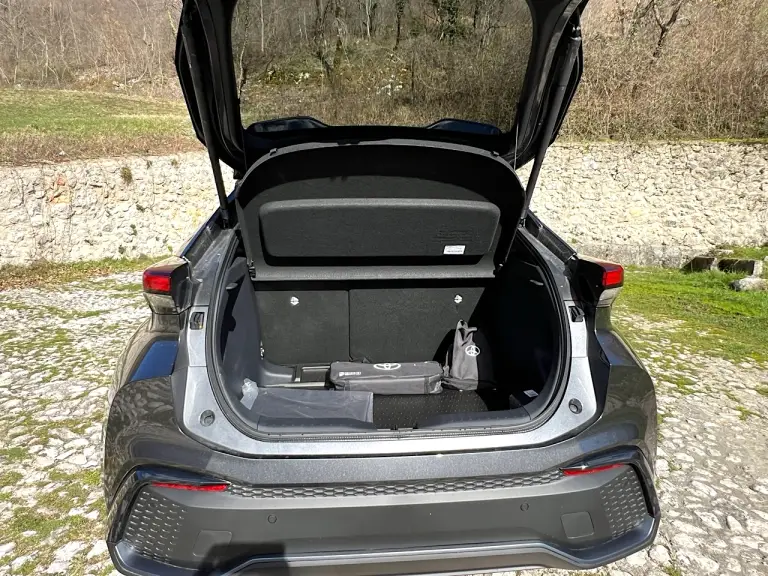 Toyota CH-R 1.8 Hybrid Prova su strada - 12