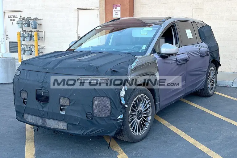 Hyundai Ioniq 9 - Foto spia 29-8-2024 - 3