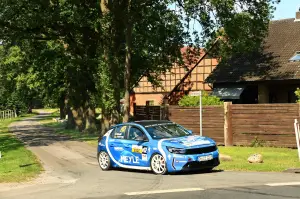 Opel Corsa elettriche da rally ai piedi del Monte Bianco - 2