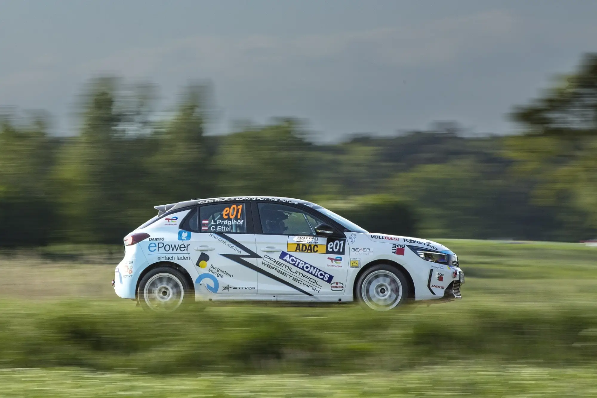 Opel Corsa elettriche da rally ai piedi del Monte Bianco - 5