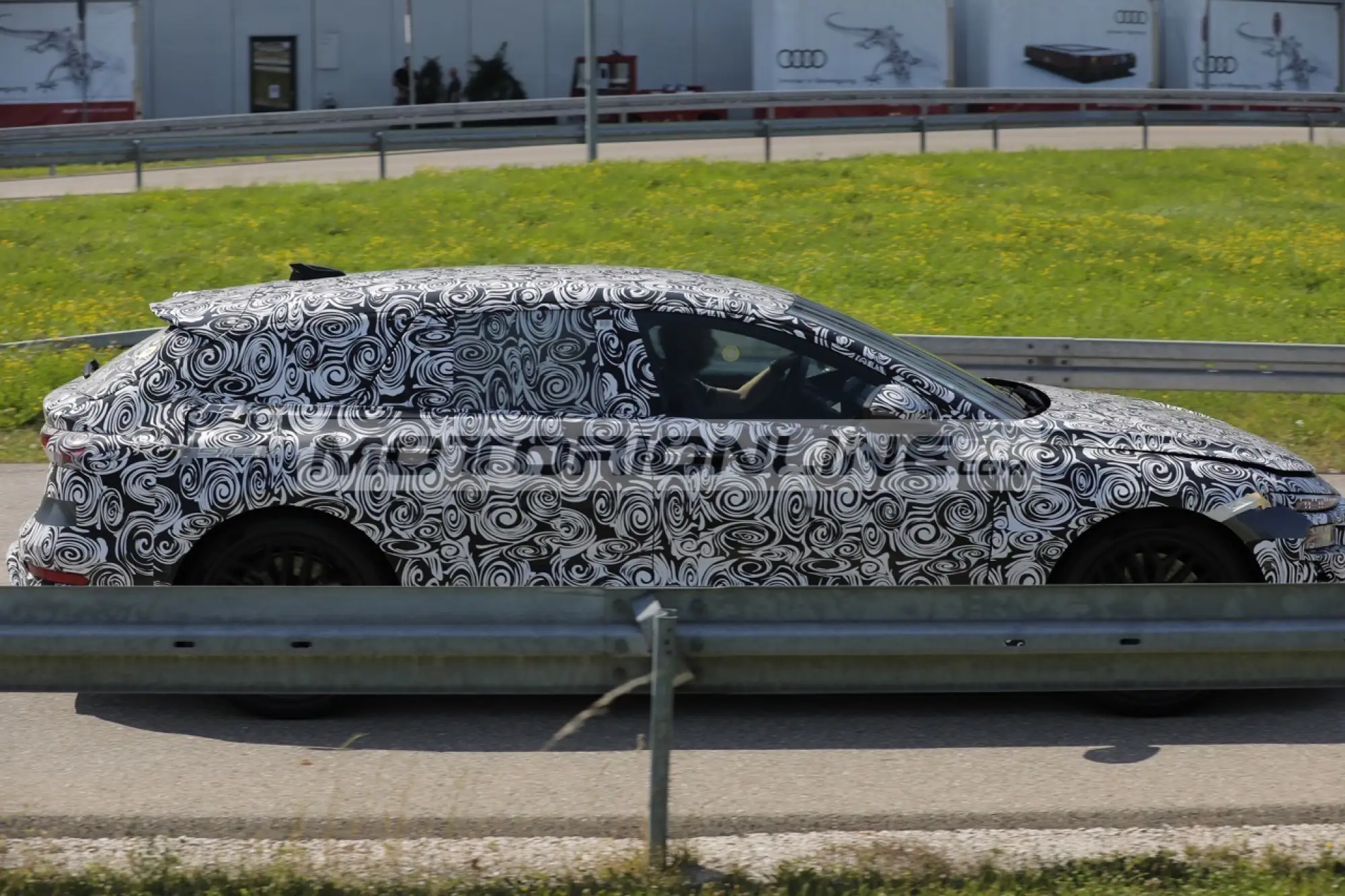 Audi RS6 e-tron - Foto spia 9-9-2024 - 5