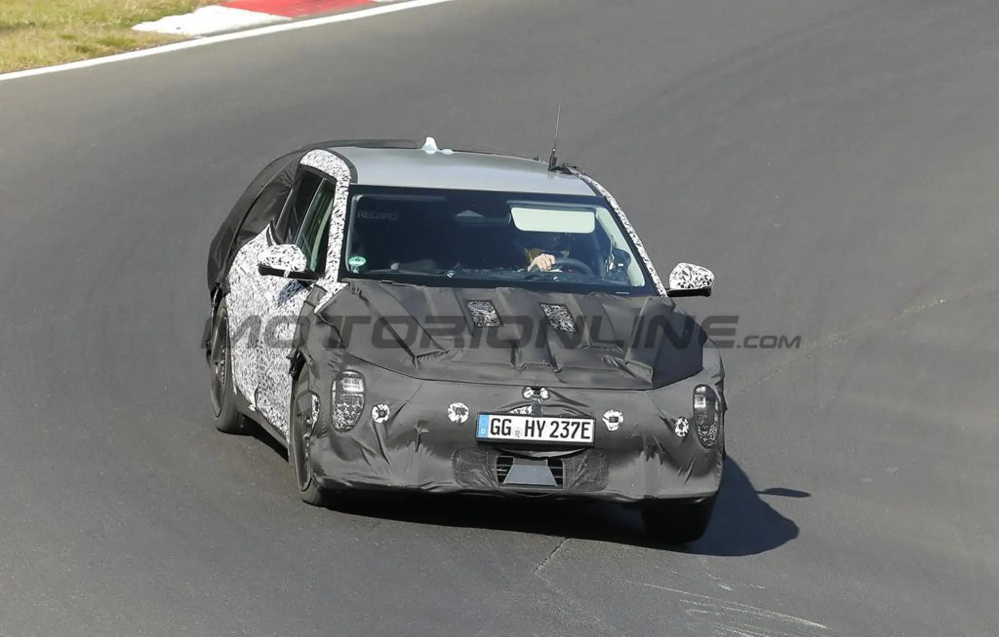 Kia EV4 - Foto spia 18-09-2024 - 1