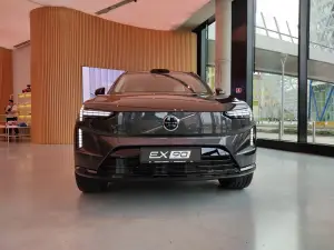 Volvo XC90 e EX90 2024 - Foto live Milano