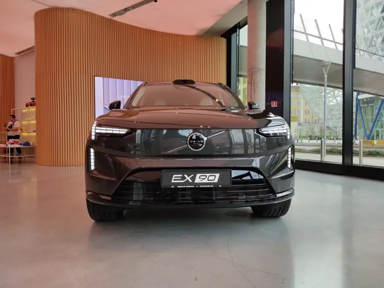 Volvo XC90 e EX90 2024 - Foto live Milano - 7