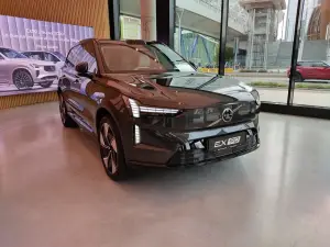Volvo XC90 e EX90 2024 - Foto live Milano