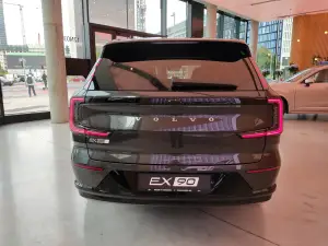 Volvo XC90 e EX90 2024 - Foto live Milano