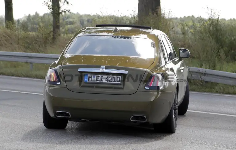 Rolls-Royce Ghost 2025 - Foto spia 04-10-2024 - 13
