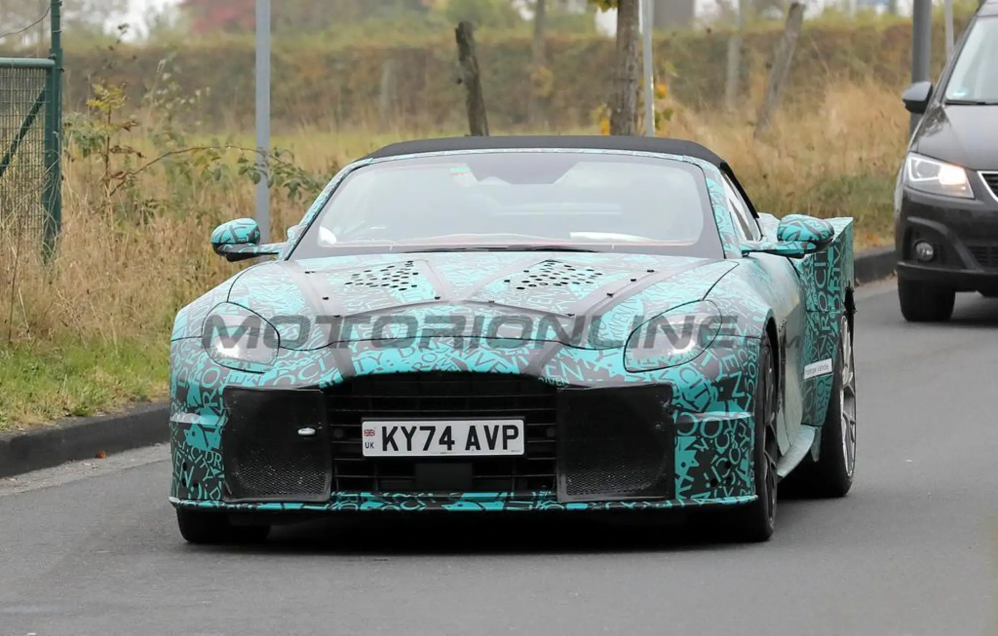Aston Martin Vanquish Volante 2025 - Foto spia 16-10-2024 - 1