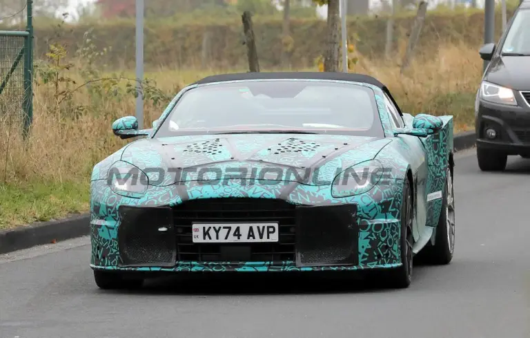 Aston Martin Vanquish Volante 2025 - Foto spia 16-10-2024 - 1