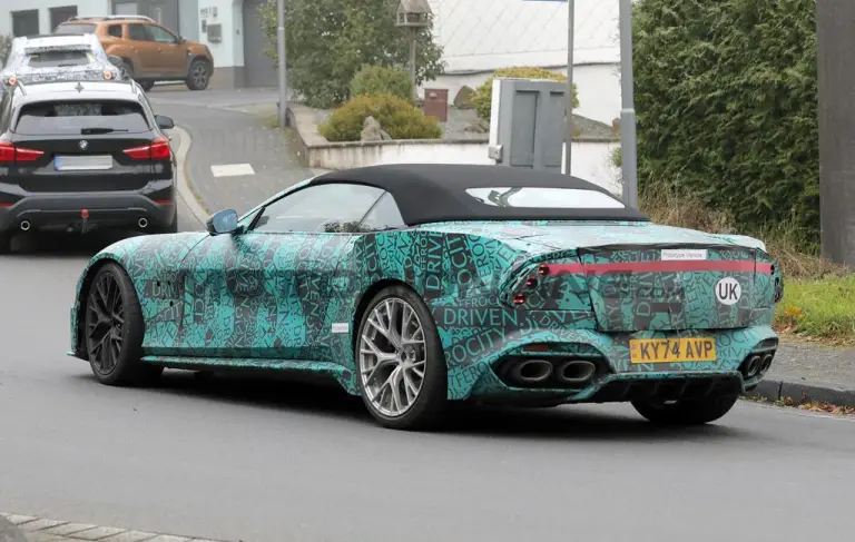 Aston Martin Vanquish Volante 2025 - Foto spia 16-10-2024 - 7