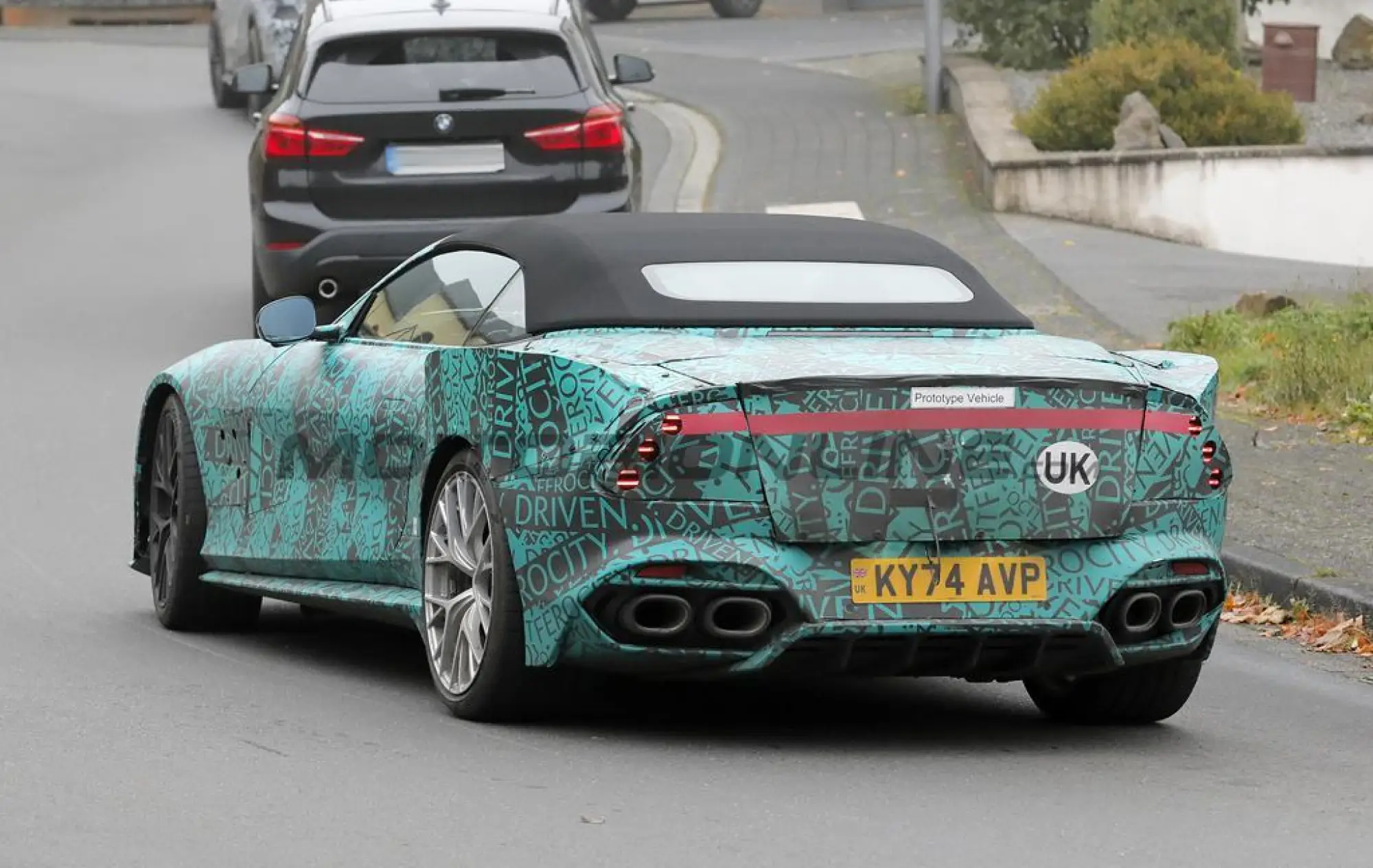 Aston Martin Vanquish Volante 2025 - Foto spia 16-10-2024 - 9