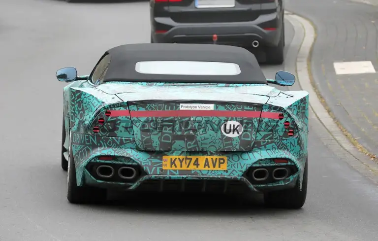 Aston Martin Vanquish Volante 2025 - Foto spia 16-10-2024 - 12