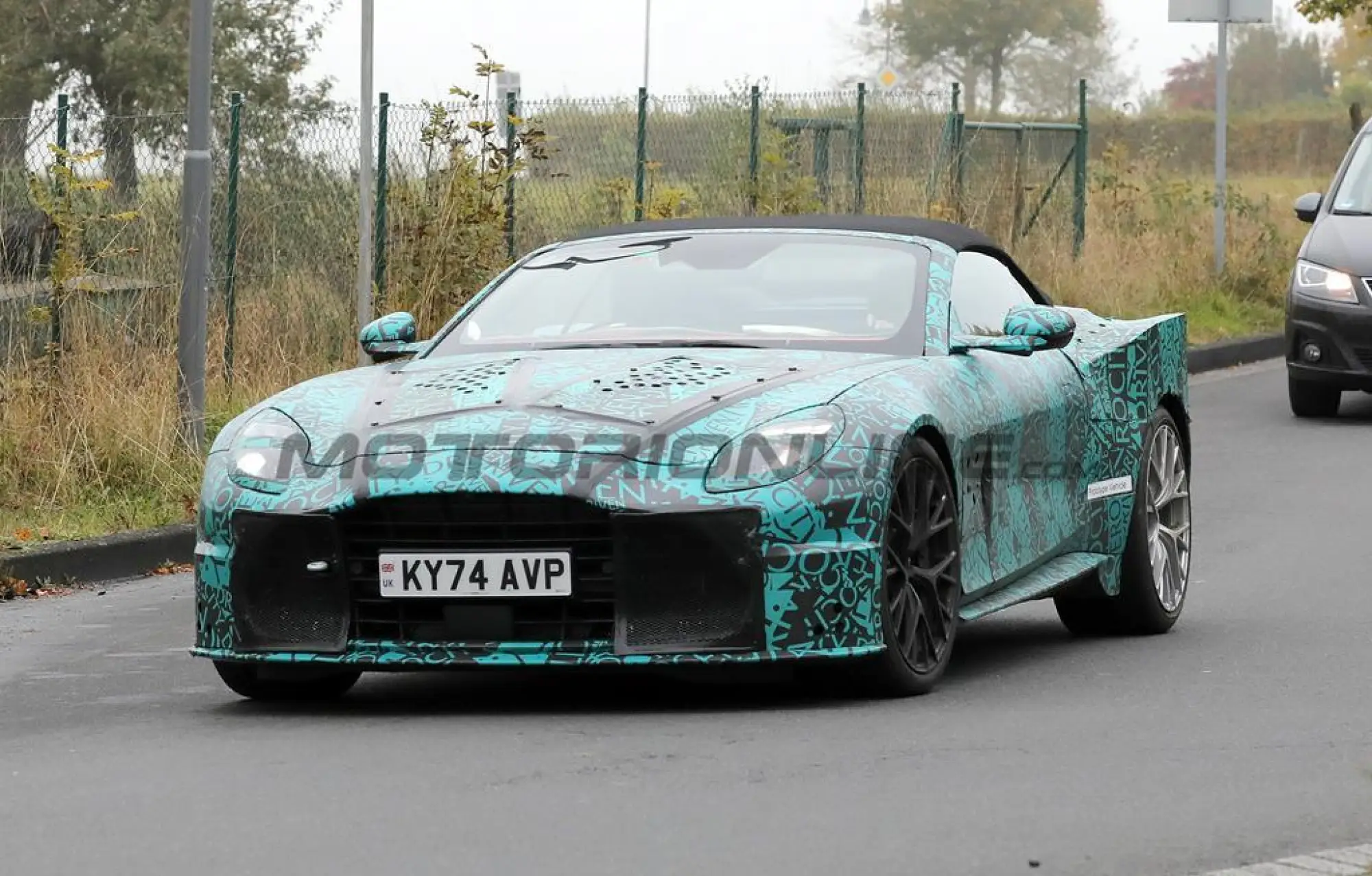 Aston Martin Vanquish Volante 2025 - Foto spia 16-10-2024 - 4