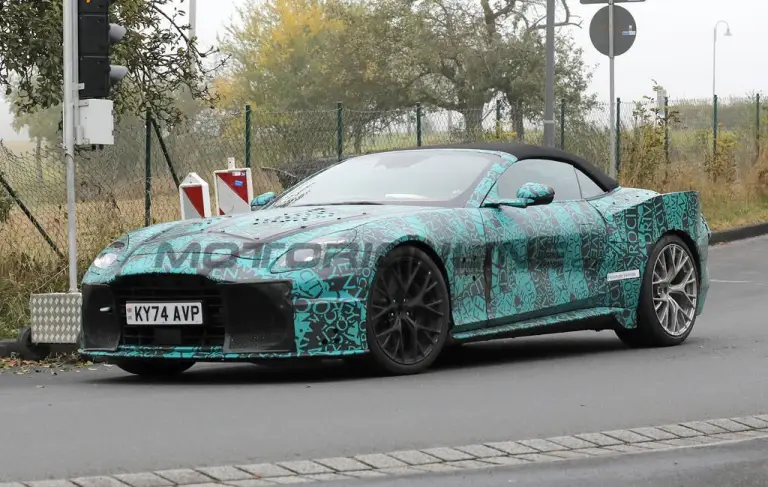 Aston Martin Vanquish Volante 2025 - Foto spia 16-10-2024 - 5