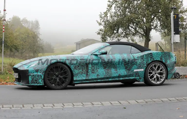 Aston Martin Vanquish Volante 2025 - Foto spia 16-10-2024 - 3