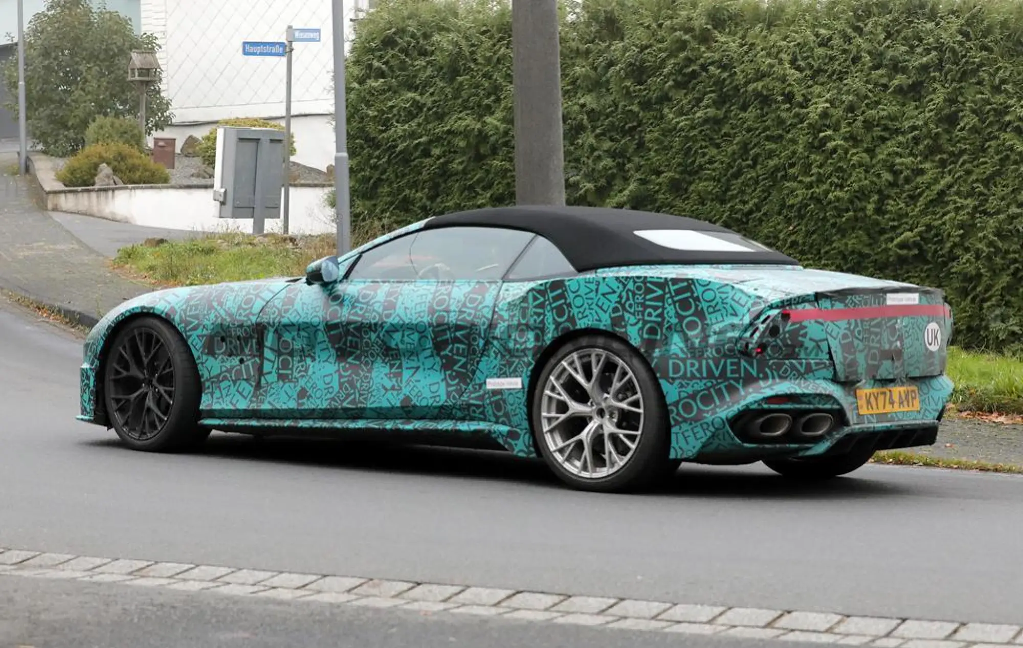 Aston Martin Vanquish Volante 2025 - Foto spia 16-10-2024 - 13