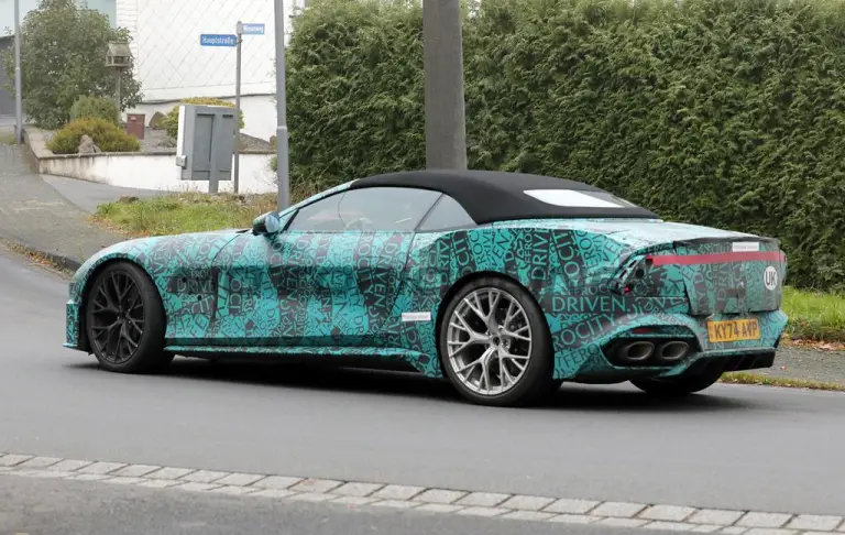 Aston Martin Vanquish Volante 2025 - Foto spia 16-10-2024 - 13