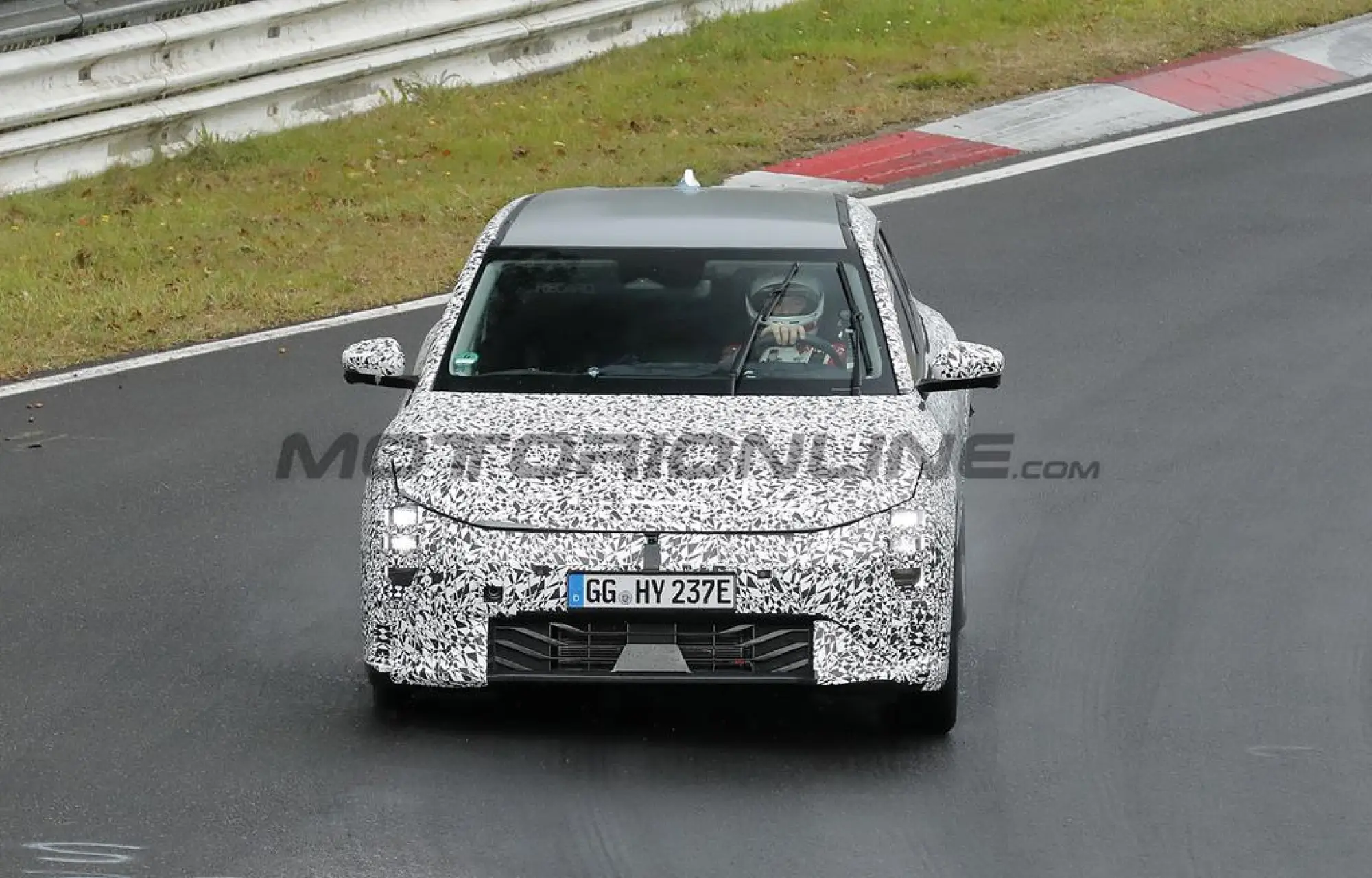 Kia EV4 hatchback - Foto spia 18-10-2024 - 1