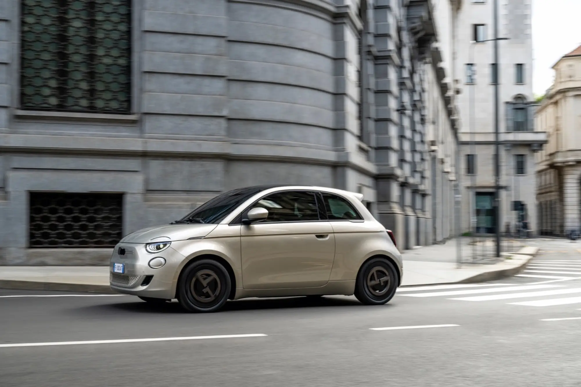 Fiat 500e Giorgio Armani Collectors Edition - Foto ufficiali - 4