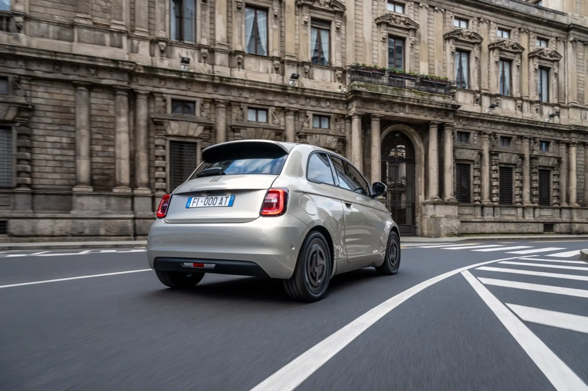 Fiat 500e Giorgio Armani Collectors Edition - Foto ufficiali - 5