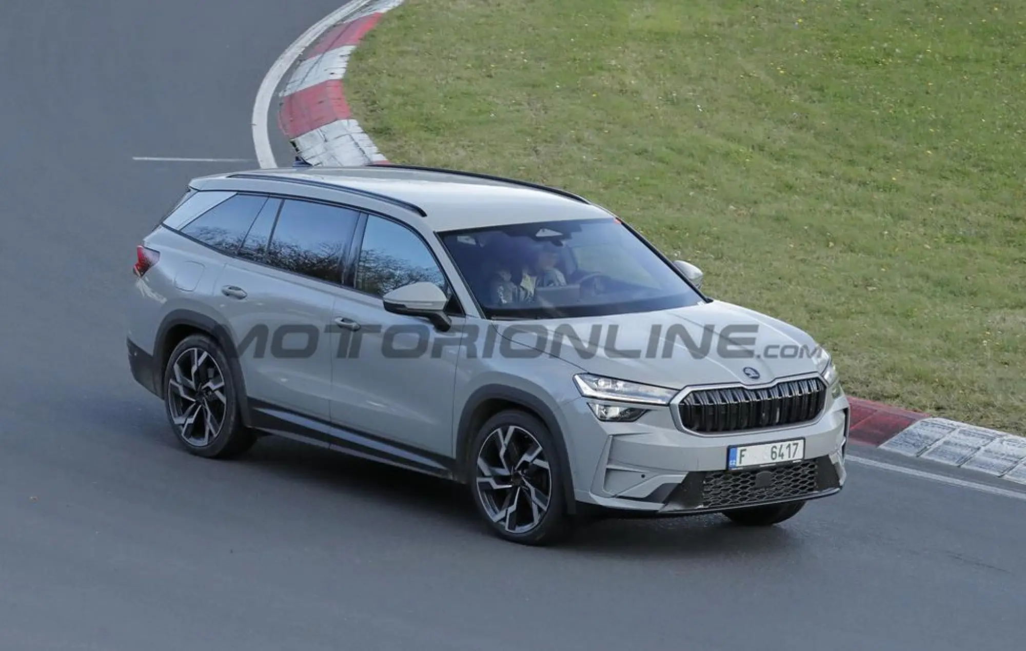 Skoda Kodiaq RS - Foto spia 23-10-2024 - 3