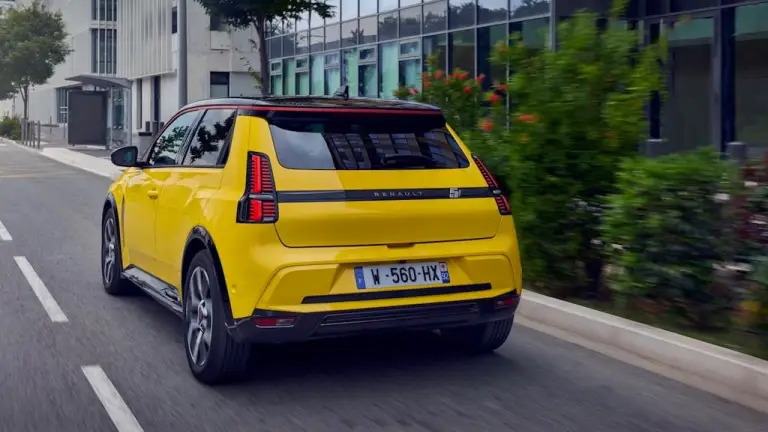 Renault 5 e tech prova su strada - 11