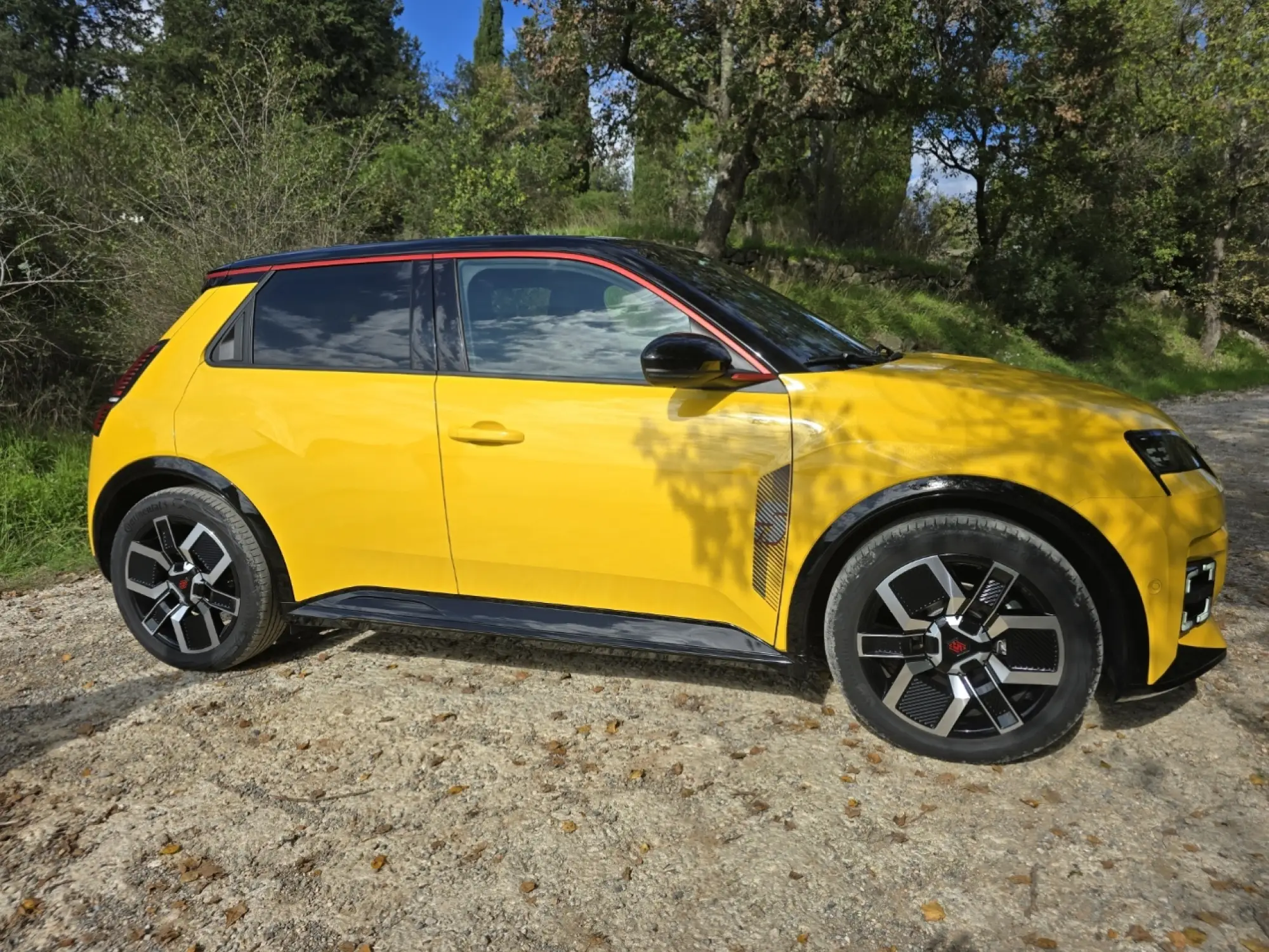 Renault 5 e tech prova su strada - 3