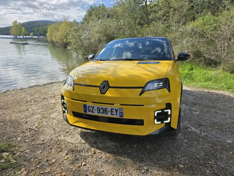 Renault 5 e tech prova su strada - 4