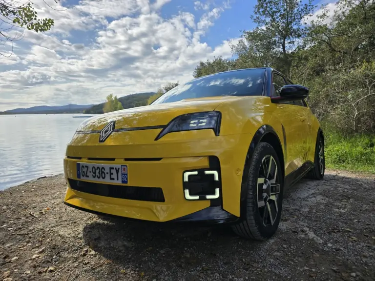 Renault 5 e tech prova su strada - 2
