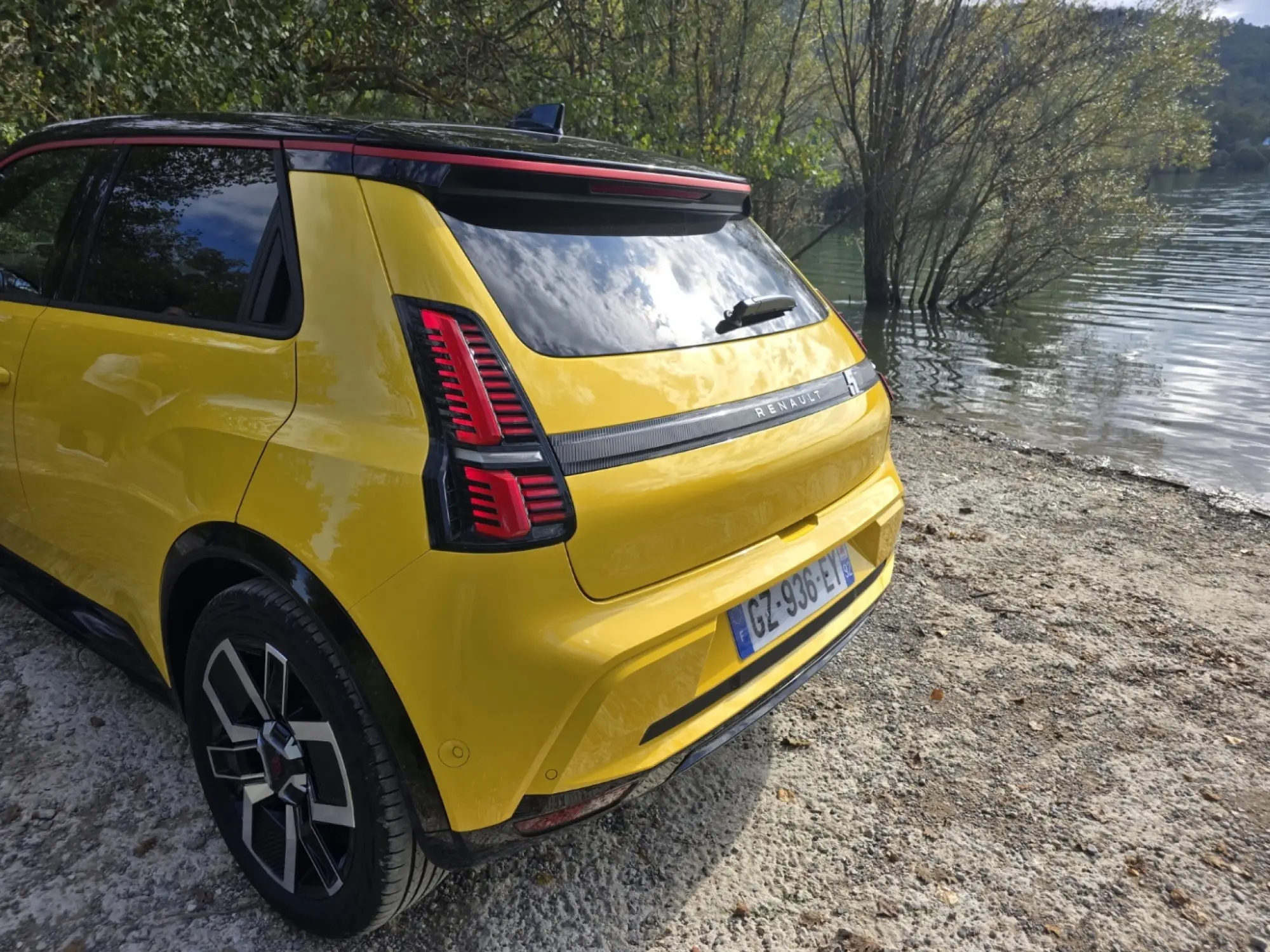 Renault 5 e tech prova su strada - 10