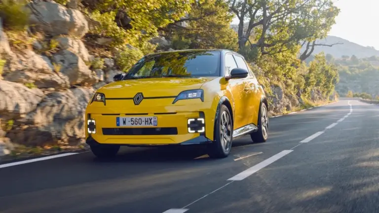 Renault 5 e tech prova su strada - 8