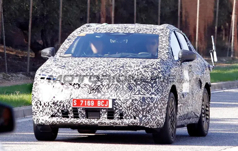 Nissan Leaf 2025 - Foto spia 28-10-2024 - 1