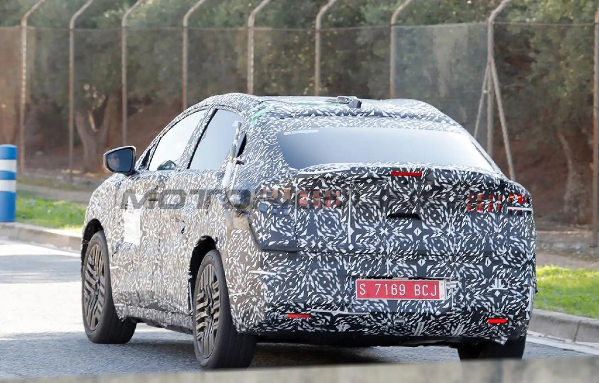 Nissan Leaf 2025 - Foto spia 28-10-2024 - 8