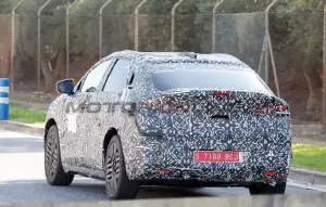 Nissan Leaf 2025 - Foto spia 28-10-2024