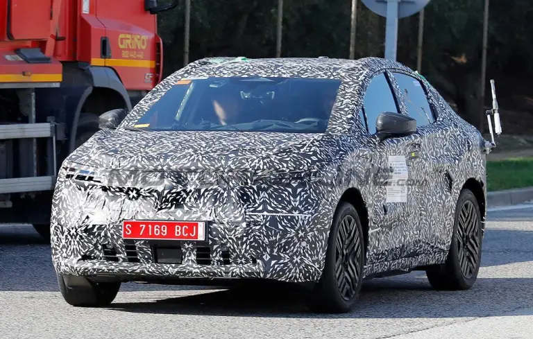 Nissan Leaf 2025 - Foto spia 28-10-2024 - 9