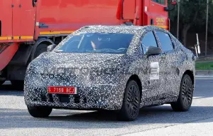 Nissan Leaf 2025 - Foto spia 28-10-2024