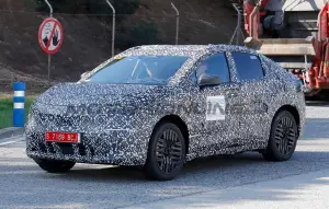 Nissan Leaf 2025 - Foto spia 28-10-2024