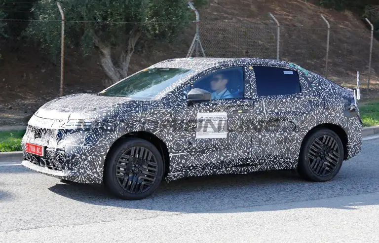 Nissan Leaf 2025 - Foto spia 28-10-2024 - 6