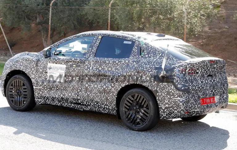 Nissan Leaf 2025 - Foto spia 28-10-2024 - 10