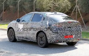 Nissan Leaf 2025 - Foto spia 28-10-2024