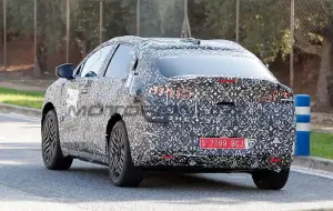 Nissan Leaf 2025 - Foto spia 28-10-2024