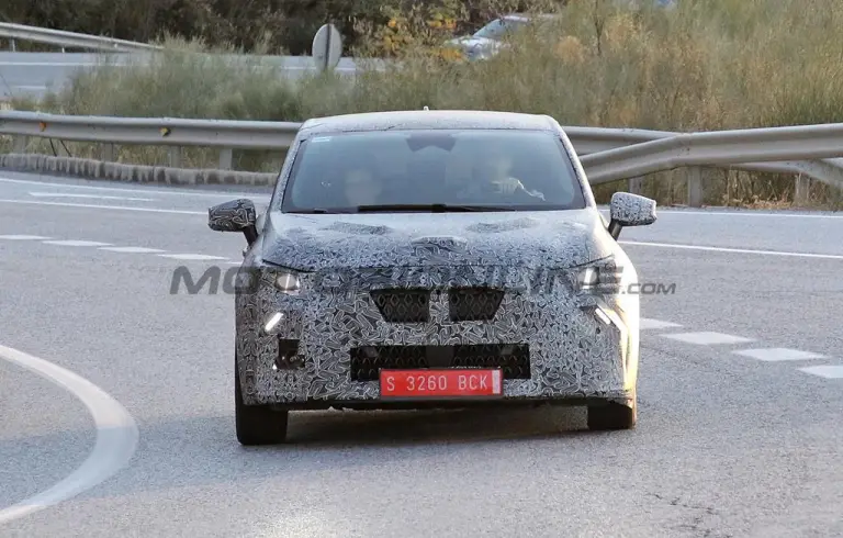 Renault Clio 2025 - Foto spia 07-11-2024 - 1
