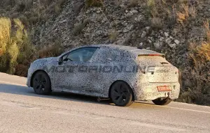 Renault Clio 2025 - Foto spia 07-11-2024 - 11