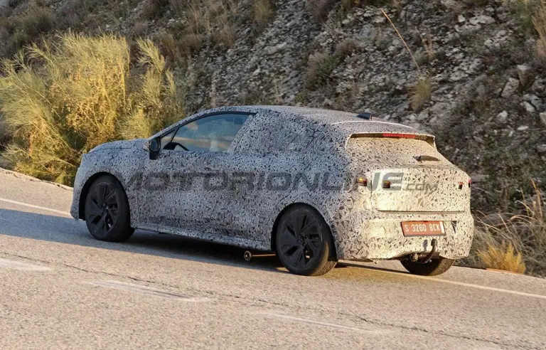 Renault Clio 2025 - Foto spia 07-11-2024 - 8