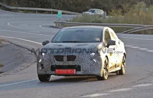 Renault Clio 2025 - Foto spia 07-11-2024 - 9